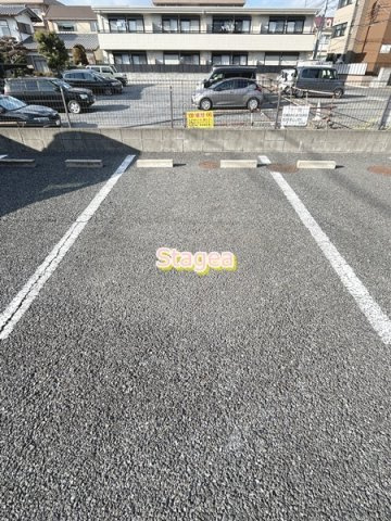 アンプルール フェールクレアシオの駐車場