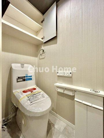 サンクレイドル堀切四季のみちのトイレ|【トイレ】 収納スペースをしっかりと確保した温水洗浄便座機能付きトイレ。温水洗浄便座は清潔にお使いいただくための大切なアイテムです。