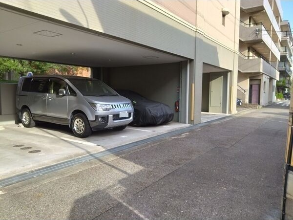 ラ・マルネの駐車場
