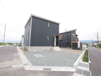 【外観】 | 中央市井之口 新築戸建全2棟 1号棟 常永駅歩7分 車並列2台 | 北西角地の為、周囲の家があまり気になりません。