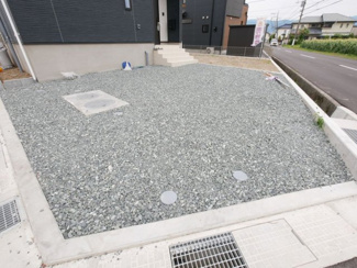 【外観】 | 中央市井之口 新築戸建全2棟 1号棟 常永駅歩7分 車並列2台 | 北西角地の為、周囲の家があまり気になりません。