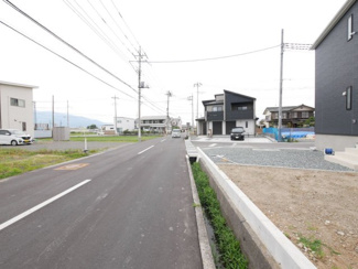 【前面道路含む現地写真】 | 中央市井之口 新築戸建全2棟 1号棟 常永駅歩7分 車並列2台 | 物件の北側前面道路から東側を望む