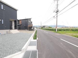 【前面道路含む現地写真】 | 中央市井之口 新築戸建全2棟 1号棟 常永駅歩7分 車並列2台 | 物件の西側前面道路から北側を望む