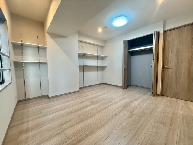 ヴェルティ中野の洋室|白を基調とした室内は、明るい空間を造り出すだけでなく、清潔感をもたらしてくれます。

現地ご見学希望・資料請求などお気軽にお問い合わせ下さい！
03-5990-5201