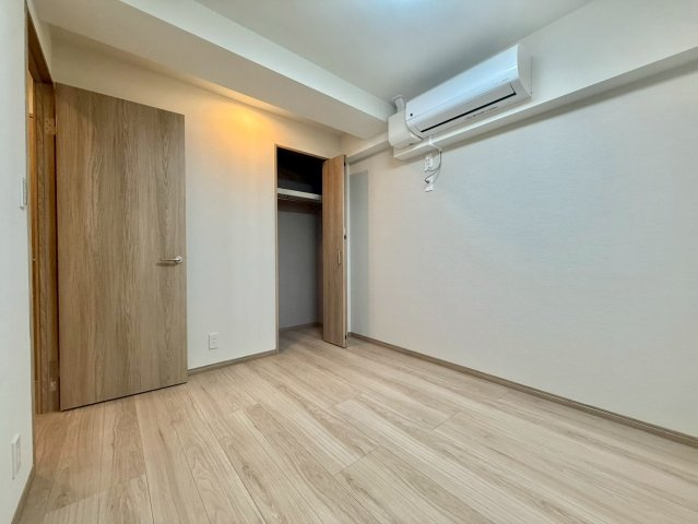 ヴェルティ中野の洋室|全居室に収納・エアコン設置♪

現地ご見学希望・資料請求などお気軽にお問い合わせ下さい！
03-5990-5201