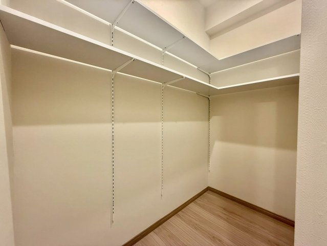 ヴェルティ中野の収納|ゴルフバッグも収納できるシューズインクローゼット！広々としたエントランスを演出。

現地ご見学希望・資料請求などお気軽にお問い合わせ下さい！
03-5990-5201