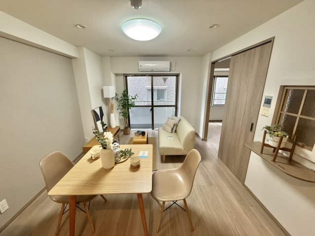 ヴェルティ中野の居間・リビング|壁の一面をアクセントクロスにしたオシャレな空間です。

現地ご見学希望・資料請求などお気軽にお問い合わせ下さい！
03-5990-5201