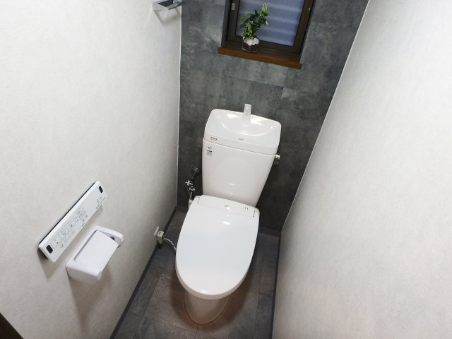 甲子園網引町戸建のトイレ