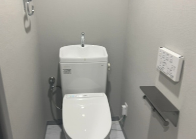 【トイレ】 | アメニティヒル本厚木 | トイレは大きさや形、機能、抗菌性などが異なる多種多彩なタイプが各メーカーから出ています。それぞれに良さがあるため、事前にどういったタイプのトイレがいいのかをご家庭内で決めて、内見に行くといいでしょう。