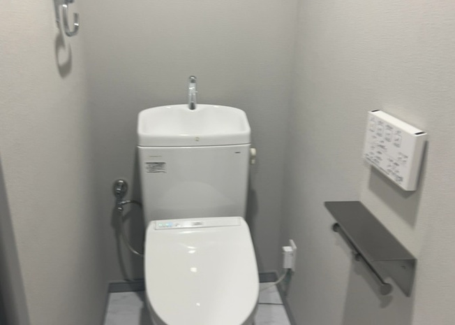 【トイレ】 | アメニティヒル本厚木 | トイレは大きさや形、機能、抗菌性などが異なる多種多彩なタイプが各メーカーから出ています。それぞれに良さがあるため、事前にどういったタイプのトイレがいいのかをご家庭内で決めて、内見に行くといいでしょう。