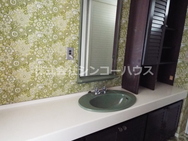 【洗面所】 | 久喜市栗原　中古戸建 | 便利な広い洗面台！