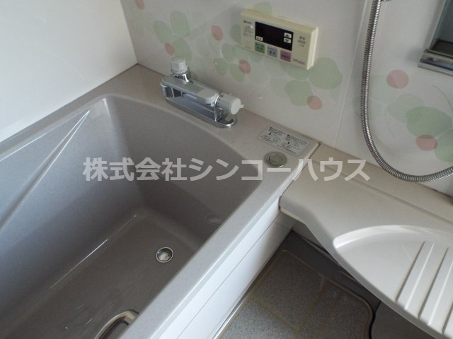【浴室】 | 久喜市栗原　中古戸建 | 浴槽に手すりがあります。