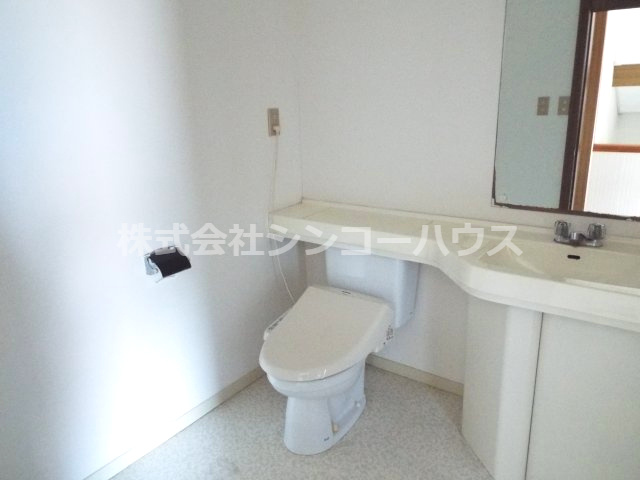【トイレ】 | 久喜市栗原　中古戸建 | 2階洗面横にトイレがついています。