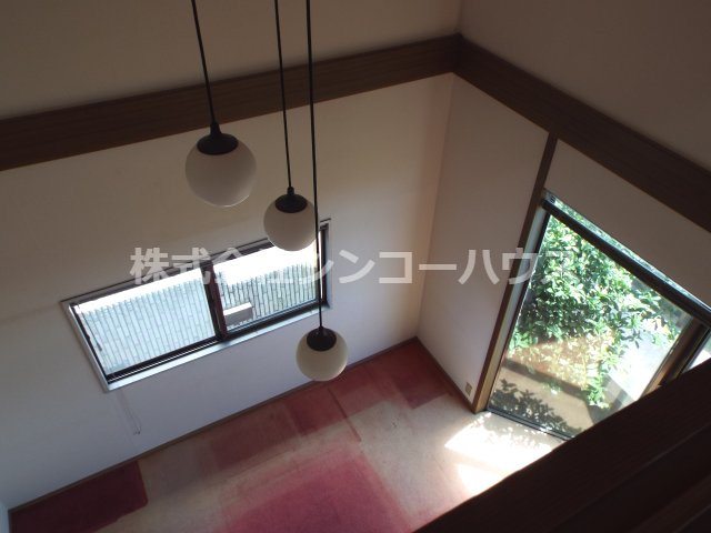 【内装】 | 久喜市栗原　中古戸建 | 2階和室から撮影したリビング。吹抜けになっています。