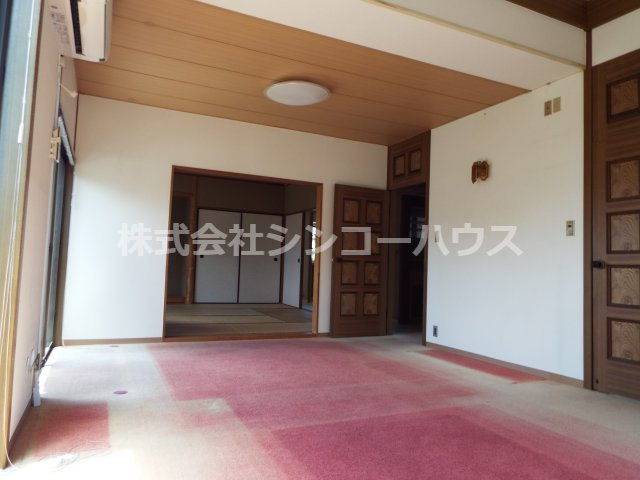 【居間・リビング】 | 久喜市栗原　中古戸建 | 天井が高く開放感のあるリビングです。