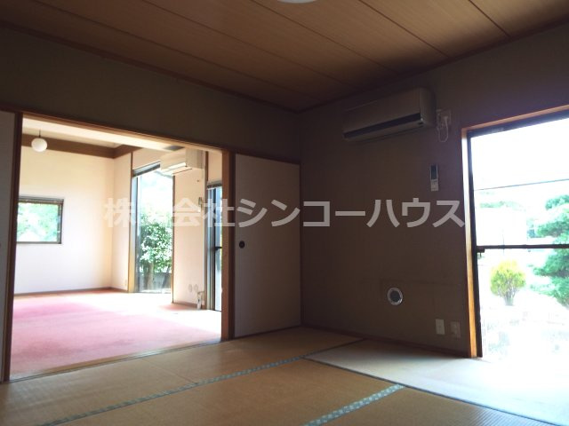 【和室】 | 久喜市栗原　中古戸建 | リビングのとなりの和室。窓が大きく日差しが入ります。
