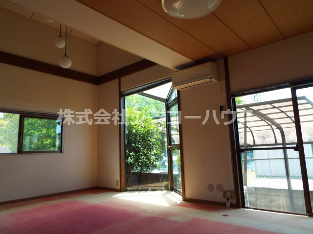 【居間・リビング】 | 久喜市栗原　中古戸建 | 三角出窓は太陽の光がたくさん入るので明るくなりますね！