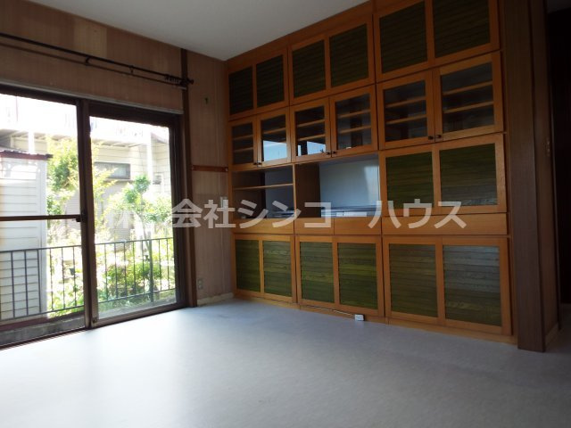 【ダイニング】 | 久喜市栗原　中古戸建 | キッチンの様子が分かる棚があります。