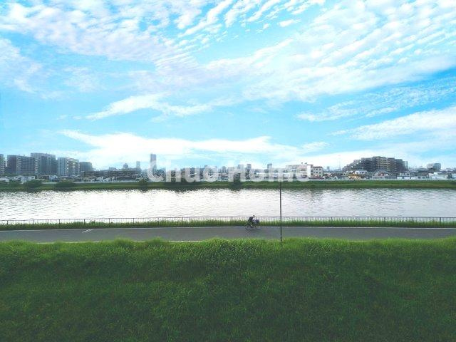 プレジデント中川の展望|手を伸ばせば、ふれることが出来そうな環境が、そのままインテリアになったような印象です。その豊かな眺望にふさわしい空間には、通風・採光にも優れ、心地よい光と風があふれています