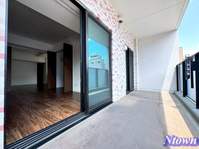 【バルコニー】 | さくらHills NISHIKI Platinum Residence | バルコニーからの眺めを楽しみながら食事をしませんか