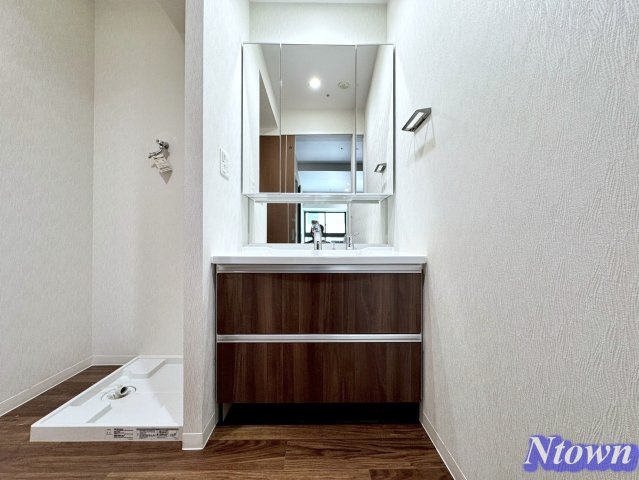 【独立洗面台】 | さくらHills NISHIKI Platinum Residence | 朝の支度にも助かる、独立の洗髪洗面化粧台