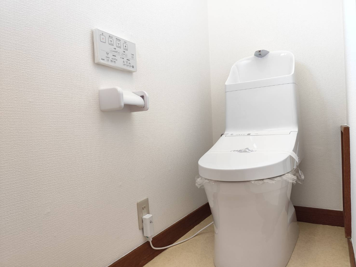 所沢市上山口中古戸建【リフォーム済】のトイレ|清潔感があり気持ちよく使えるトイレです。温水洗浄便座などの快適な設備を備えており、毎日の暮らしを快適にサポートしてくれます。