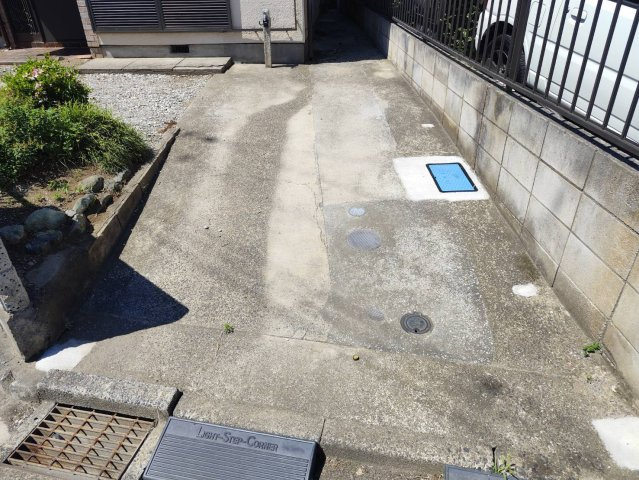 所沢市上山口中古戸建【リフォーム済】の駐車場|お車の駐車はもちろん、自転車やバイクの置場としても活躍する駐車スペースです。前面道路との出入りもスムーズに行っていただけます。