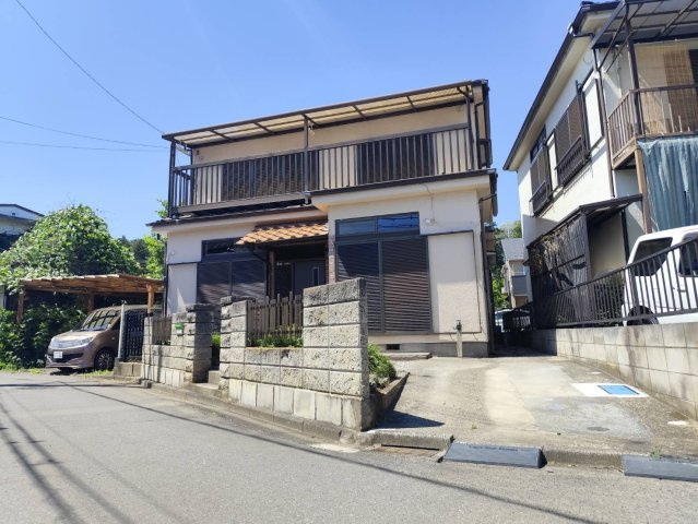 所沢市上山口中古戸建【リフォーム済】の前面道路含む現地写真|前面道路は交通量が少なく落ち着いた環境です。視界が開けておりお車の出し入れもスムーズに行えるため、運転が苦手な方も安心です。