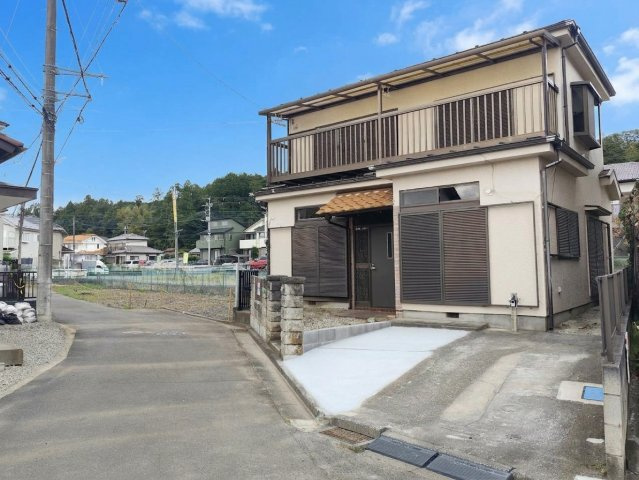 所沢市上山口中古戸建【リフォーム済】の前面道路含む現地写真|前面道路は交通量が少なく落ち着いた環境です。視界が開けておりお車の出し入れもスムーズに行えるため、運転が苦手な方も安心です。