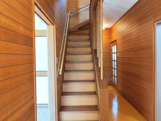 所沢市上山口中古戸建【リフォーム済】の内装|手すりが設置された安全面に配慮した階段です。小さなお子様やお年寄りの方でも、毎日の昇り降りを安心して快適に行っていただけます。