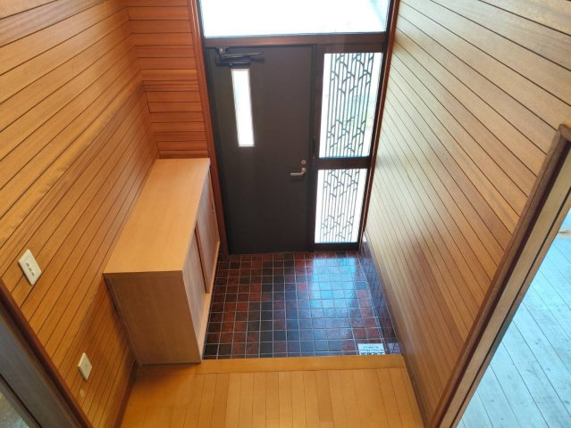 所沢市上山口中古戸建【リフォーム済】の玄関|家の顔となる明るく清潔感のある玄関です。シューズボックスを備えており、家族やお客様を心地よく迎えるすっきりとした空間を保てます。