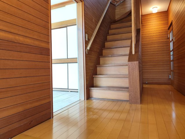 所沢市上山口中古戸建【リフォーム済】の内装|木の優しさを感じるあたたかな雰囲気の廊下と階段です。毎日の移動もスムーズで、暮らしの中にほっとする心地よさをプラスしてくれます。