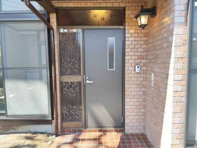 所沢市上山口中古戸建【リフォーム済】の玄関|すっきりとして整った雰囲気が魅力の玄関アプローチです。住まいの顔として、毎日の出入りやお客さまをいつでも気持ちよく迎えてくれます。