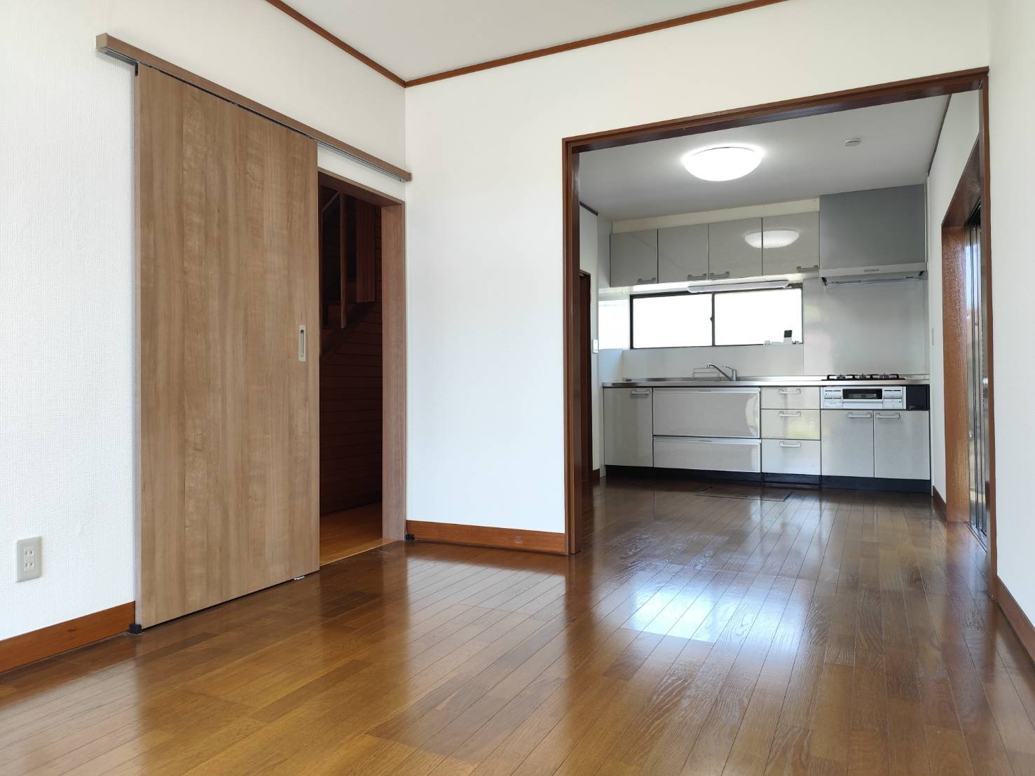 所沢市上山口中古戸建【リフォーム済】の居間・リビング|大きな窓からあたたかな光が差し込む明るいリビングです。自然と家族が集まり、笑顔あふれる心地よい時間をゆったりとお過ごしいただけます。
