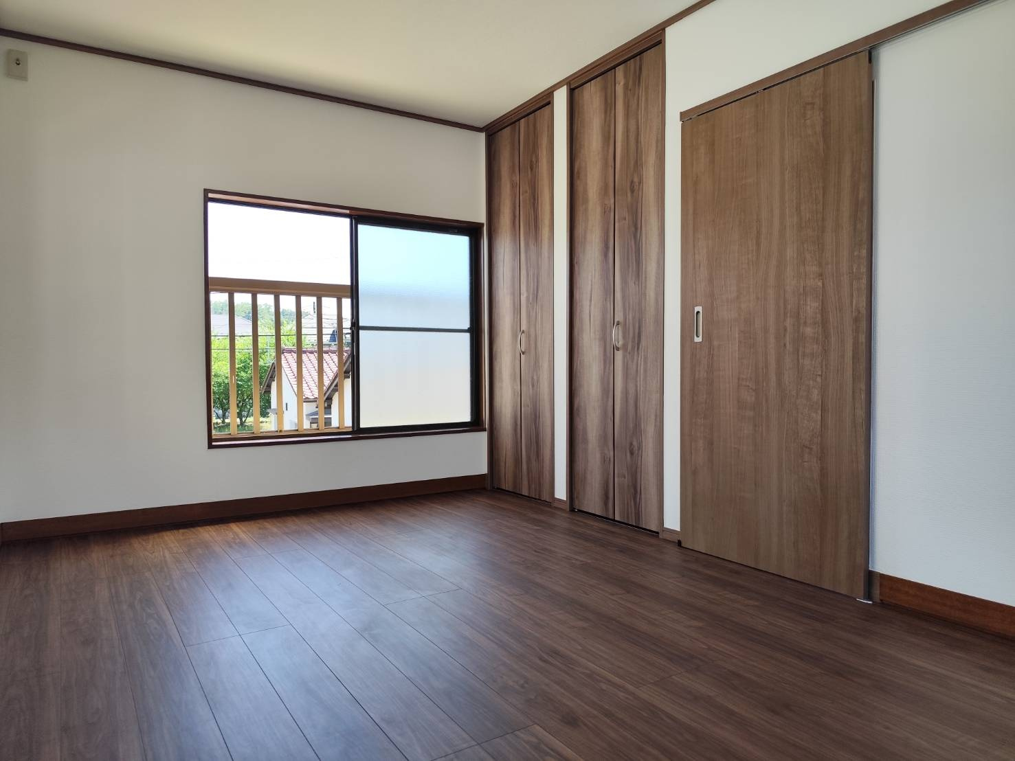 所沢市上山口中古戸建【リフォーム済】の洋室|シンプルでレイアウトがしやすい洋室です。採光にも恵まれており、主寝室や子供部屋、リモートワーク部屋など多様な目的に活用できます。