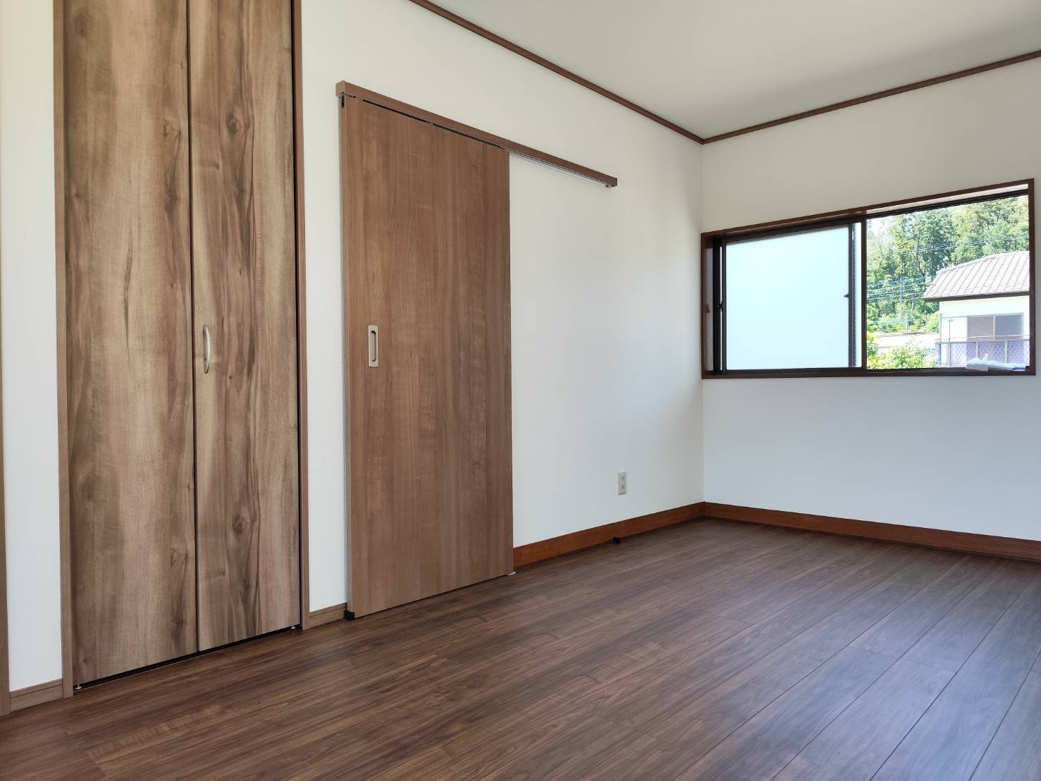 所沢市上山口中古戸建【リフォーム済】の洋室|2面採光で風通しも良好な明るい洋室です。落ち着いて過ごせるプライベートな空間で、自分時間を快適にお楽しみいただけます。