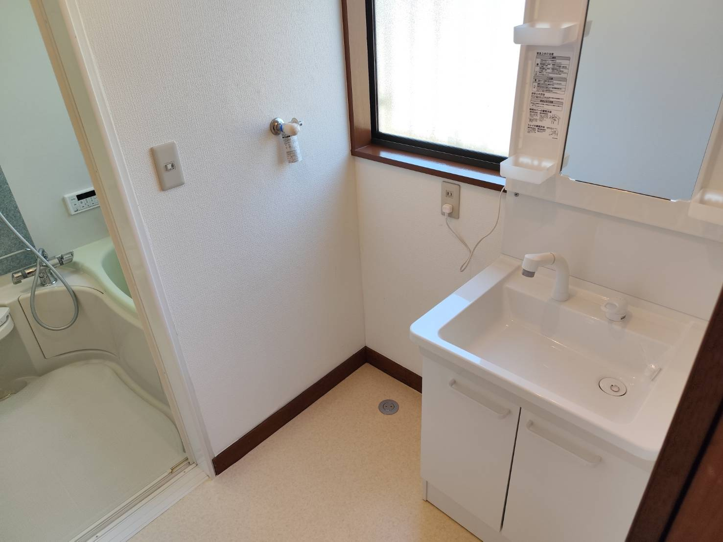 所沢市上山口中古戸建【リフォーム済】の独立洗面台|清潔感あふれる独立洗面台です。鏡裏や下部に収納を備えており、散らかりがちな洗面小物や日用品をすっきりと整理していただけます。