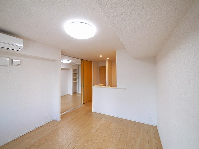 アメニティプラザ朱雀の居間・リビング|こちらの居間で趣味の時間をお楽しみください