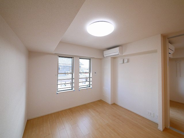 アメニティプラザ朱雀の寝室|落ち着いた色調の寝室です