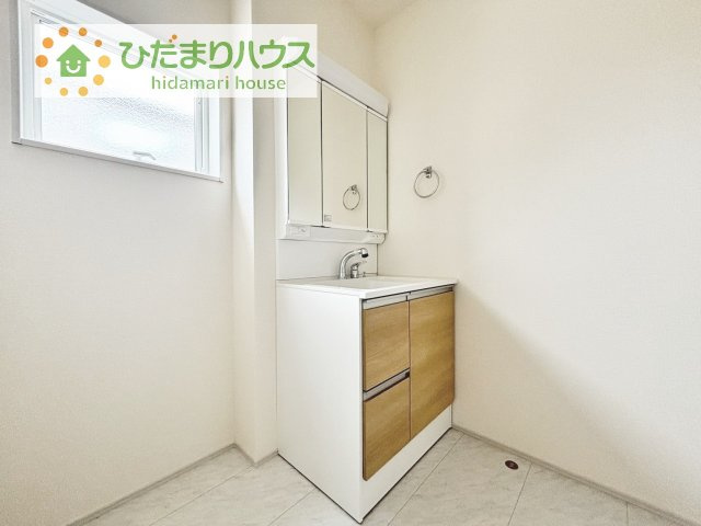 【独立洗面台】 | 第2土浦市並木　新築戸建　2号棟 | 三面鏡の大きな鏡は憧れます(^^♪鏡の後ろは収納となっていて、細かいものでも収納できるのでスッキリと整理できます！