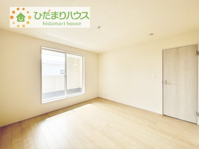 【寝室】 | 第2土浦市並木　新築戸建　2号棟 | バルコニーに面していて、たっぷり光りの入る明るい主寝室です！