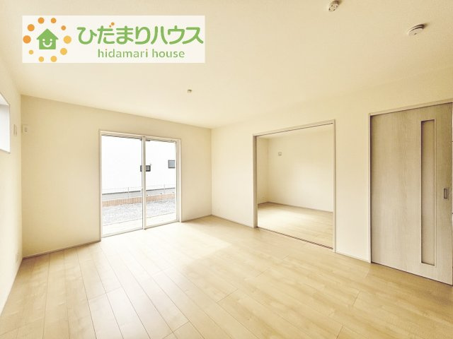 【居間・リビング】 | 第2土浦市並木　新築戸建　2号棟 | リビングの大きな窓からは、暖かな日の光が降り注ぎます・・・