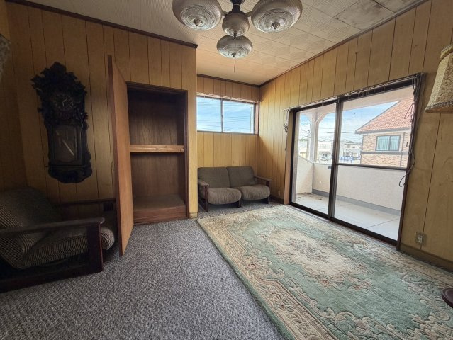 店舗・倉庫付き♪上高根沢中古戸建の洋室|ゆったりした洋室です