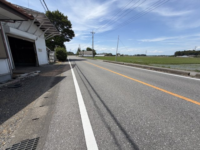 店舗・倉庫付き♪上高根沢中古戸建の前面道路含む現地写真