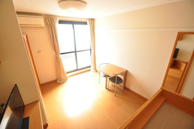 レオパレスＨ＆Ｙの居間・リビング|折り畳みテーブルと椅子2脚
