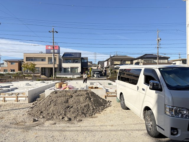 【蟹江町学戸Ⅲ 2号棟】南向き×4LDKの前面道路含む現地写真|現地（2026.010月上旬）撮影
現況：基礎工事