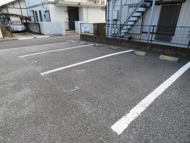 メゾンリシェスの駐車場