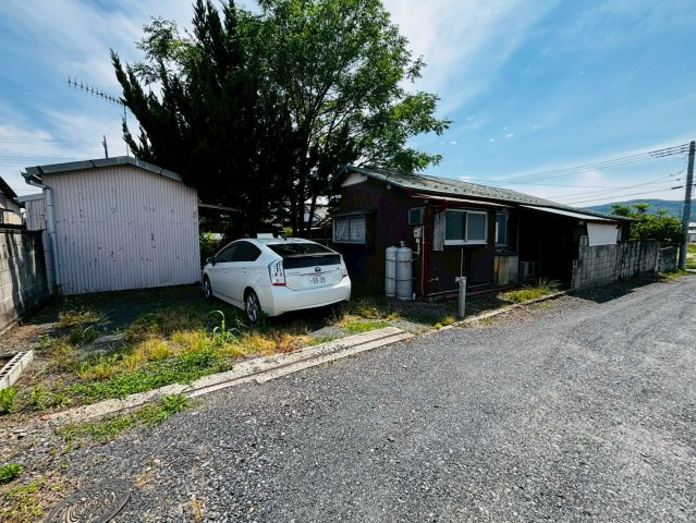 佐野市赤見町　中古物件の前面道路含む現地写真