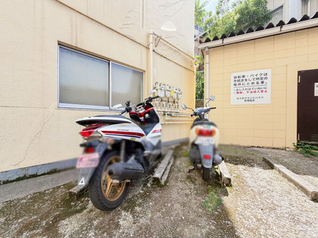 代々木グランドハイツの駐車場|バイク置き場