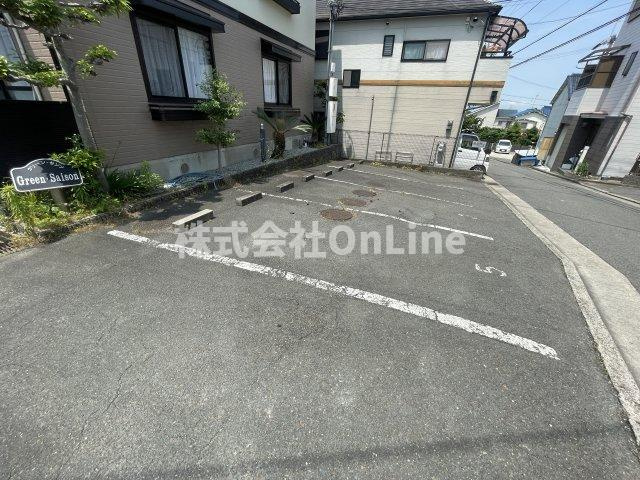 グリーンセゾンの駐車場